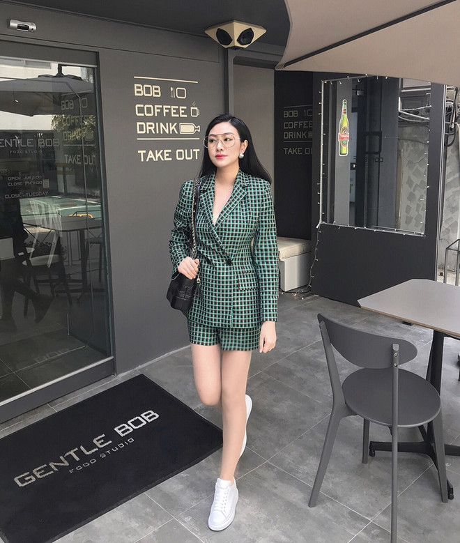 Cách mix đồ tối giản sang chảnh như các quý cô thời trang Việt ảnh 1