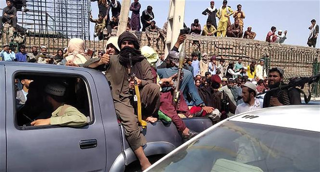 Các tay súng Taliban trên một đường phố ở tỉnh Jalalabad, Afghanistan, ngày 15/8. (Ảnh: AFP/TTXVN) Bộ trưởng Afghanistan: Việc chuyển giao quyền lực sẽ diễn ra hòa bình ảnh 1