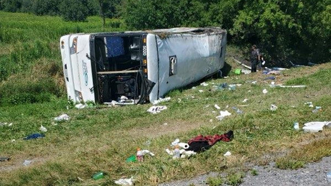 Xe chở du khách bị lật tại Mỹ khiến hàng chục người bị thương ảnh 1