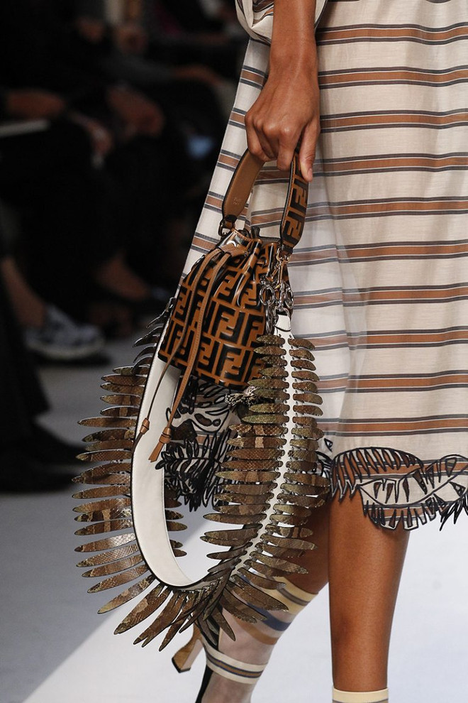 Mùa Hè sang, túi bucket vẫn chưa hề có dấu hiệu hạ nhiệt ảnh 13