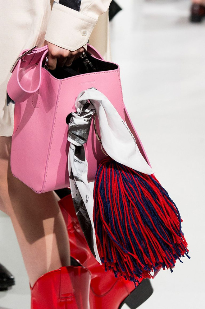 Mùa Hè sang, túi bucket vẫn chưa hề có dấu hiệu hạ nhiệt ảnh 11