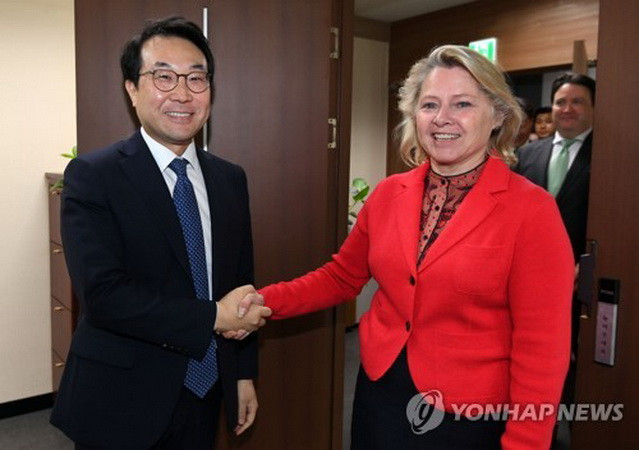Ông Lee Do-hoon và bà Susan Thornton. (Nguồn: Yonhap) Quan chức Hàn dự báo thời điểm quan trọng với tiến trình phi hạt nhân ảnh 1