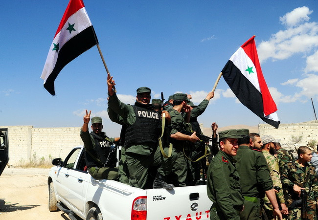Cảnh sát Syria tiến vào khu vực Douma, phía đông thủ đô Damascus. (Nguồn: THX/TTXVN) Chính phủ Thái Lan theo dõi chặt chẽ diễn biến tình hình Syria ảnh 1