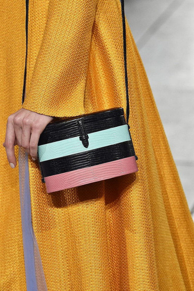 Mùa Hè sang, túi bucket vẫn chưa hề có dấu hiệu hạ nhiệt ảnh 7