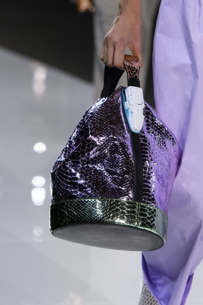 Mùa Hè sang, túi bucket vẫn chưa hề có dấu hiệu hạ nhiệt ảnh 10