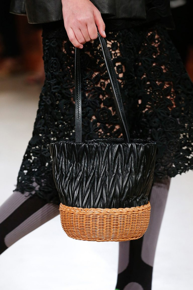 Mùa Hè sang, túi bucket vẫn chưa hề có dấu hiệu hạ nhiệt ảnh 14