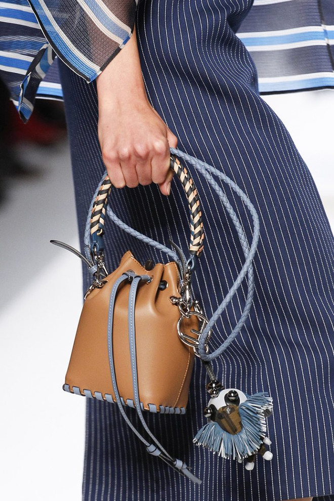 Mùa Hè sang, túi bucket vẫn chưa hề có dấu hiệu hạ nhiệt ảnh 12