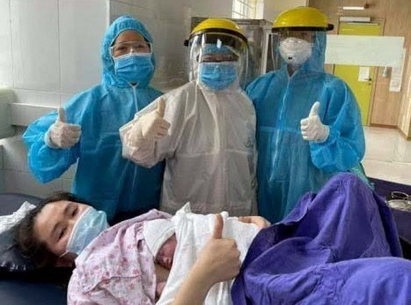Mổ lấy con thành công cho sản phụ dương tính với virus SARS-CoV-2 ảnh 1