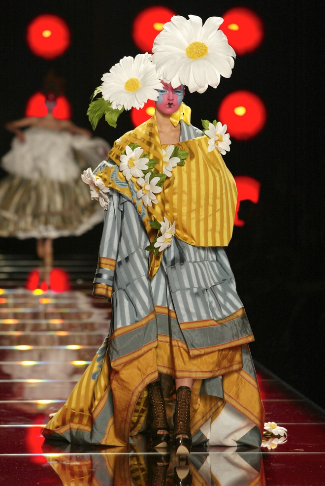 Choáng ngợp với những chiếc mũ couture của Dior suốt hơn 70 năm ảnh 4