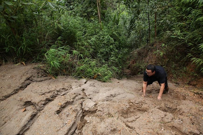 Dầu thải bị đổ trộm xuống đầu nguồn nước sạch Sông Đà như thế nào? ảnh 2