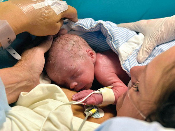 Người phụ nữ đầu tiên sinh con từ tử cung được cấy ghép ảnh 1