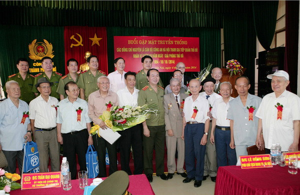 Gặp mặt cán bộ, chiến sỹ công an Hà Nội về tiếp quản Thủ đô ảnh 1