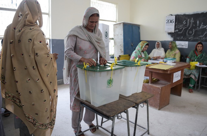 Cử tri Pakistan bỏ phiếu tại điểm bầu cử ở Islamabad trong cuộc tổng tuyển cử ngày 25/7. (Ảnh: AFP/TTXVN) Pakistan công bố thời điểm tiến hành bầu cử tổng thống ảnh 1