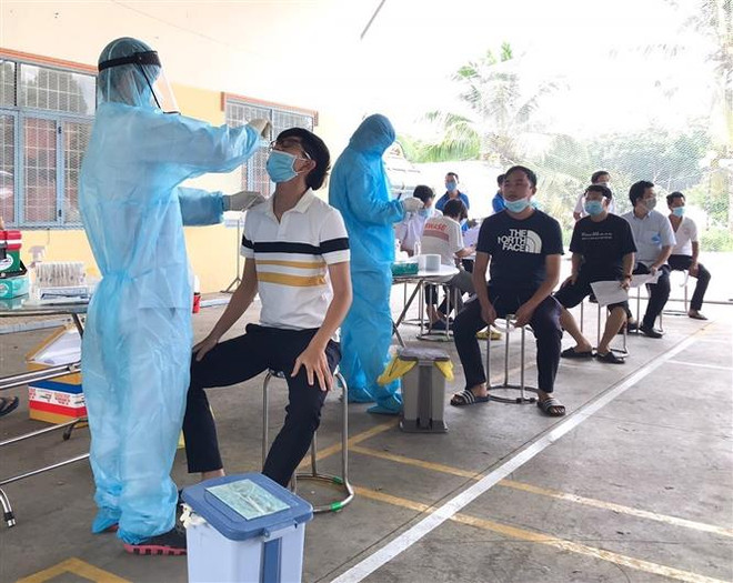 Lấy mẫu xét nghiệm tầm soát cho nhân viên Chi nhánh Xí nghiệp Xử lý chất thải Bình Dương. (Ảnh: Chí Tưởng/TTXVN) Bình Dương đã chặn đứng được một số nguồn lây tại doanh nghiệp ảnh 1