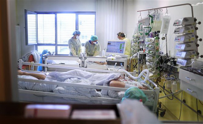 Nhân viên y tế điều trị cho bệnh nhân nhiễm COVID-19 tại bệnh viện ở Magdeburg, Đức. (Ảnh: AFP/TTXVN) COVID-19: Mỹ, Ấn Độ, Brazil có nhiều ca nhiễm và tử vong nhất thế giới ảnh 3
