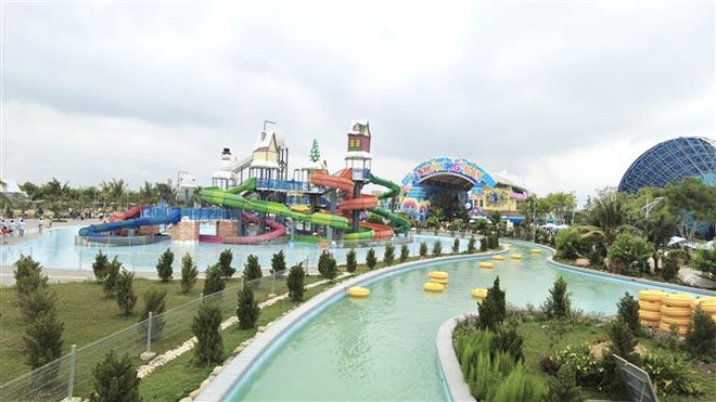 Công viên nước Vịnh Kỳ Diệu - The Amazing Bay trong ngày đầu mở cửa. (Ảnh: Lê Xuân/TTXVN) TP. HCM: Nhiều sản phẩm du lịch độc đáo, mới lạ dịp nghỉ lễ 30/4 ảnh 2