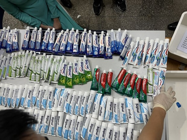 Ma túy được giấu các tuýp kem đánh răng vận chuyển qua đường sân bay Tân Sơn Nhất (Ảnh: Hải quan TP.HCM) 3 tháng đầu năm, bắt giữ 10 vụ vẫn chuyển ma túy qua sân bay Nội Bài ảnh 2