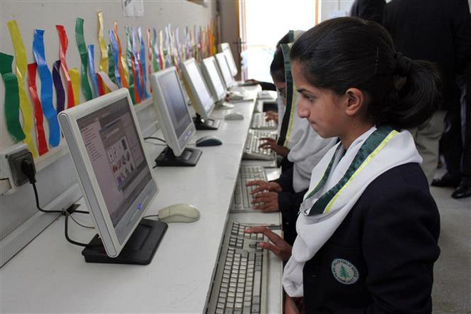 Nữ sinh Pakistan tham gia một lớp học vi tính tại trường học ở Muzaffarabad, Pakistan. (Ảnh: AFP/TTXVN) UNICEF: 90% nữ giới ở các nước nghèo không được tiếp cận Internet ảnh 1