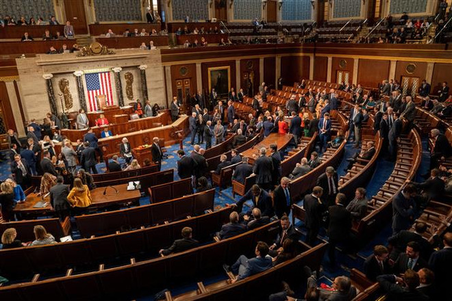 Toàn cảnh một phiên bỏ phiếu bầu Chủ tịch Hạ viện Mỹ ở Washington, DC.. (Ảnh: THX/TTXVN) Hạ viện Mỹ thông qua đề xuất tăng giới hạn nợ quốc gia ảnh 1