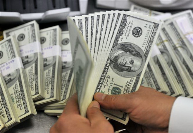 Nhân viên kiểm đồng USD tại một ngân hàng ở Seoul, Hàn Quốc. (Ảnh: AFP/TTXVN) Chuyên gia kinh tế: Đà tăng gần đây của đồng USD chỉ là nhất thời ảnh 1