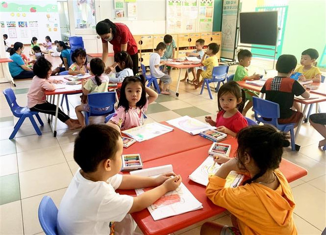 Các địa phương nỗ lực thu hút và giữ chân giáo viên mầm non ảnh 1