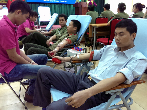 Cán bộ, chiến sỹ Tổng cục An ninh II hiến máu nhân đạo (Ảnh: Sơn Bách/Vietnam+) Hà Nội: 200 chiến sỹ an ninh tham gia hiến máu tình nguyện ảnh 1
