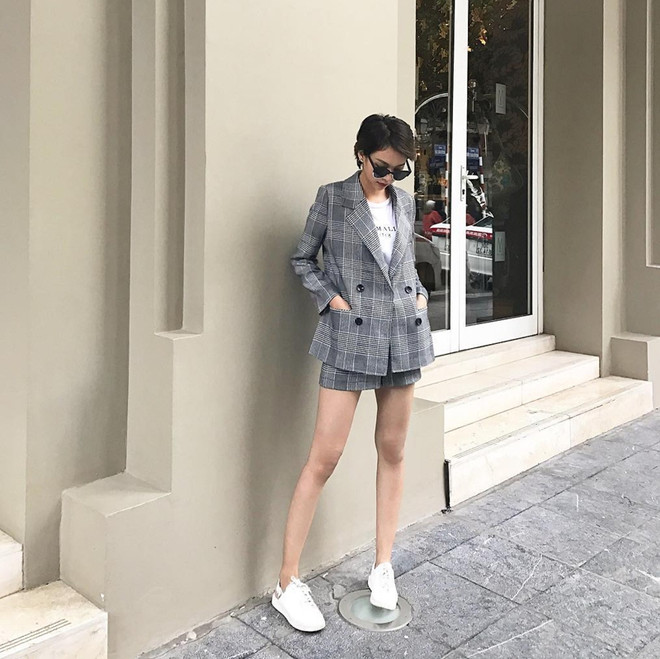 Mỹ nhân Việt khoe street style chất lừ với áo phông hàng hiệu ảnh 10