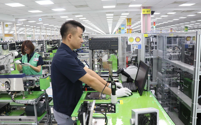 Công nhân Công ty TNHH Samsung Electronics Việt Nam, khu công nghiệp Yên Phong, tỉnh Bắc Ninh trong ca làm việc. (Ảnh: Thanh Thương/TTXVN) ttxvn-FDI vao bac ninh.jpg