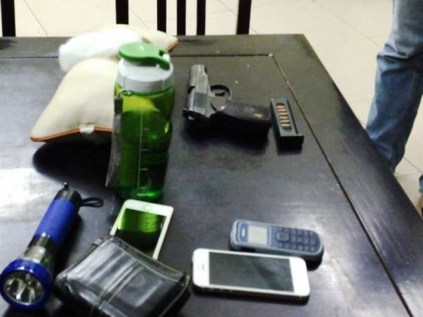 Hà Nội: Bắt giữ hai đối tượng giấu súng, ma túy trên xe ôtô ảnh 1