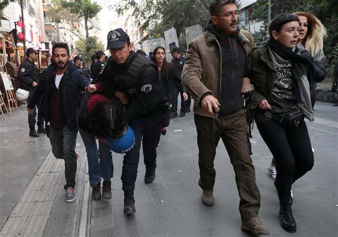 Thổ Nhĩ Kỳ tăng cường bố ráp, bắt giữ hàng trăm quân nhân ảnh 1