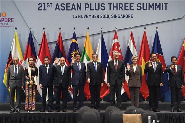 Lãnh đạo các quốc gia thành viên ASEAN và các đối tác Trung Quốc, Hàn Quốc, Nhật Bản chụp ảnh chung tại Hội nghị cấp cao ASEAN+3 tại Singapore ngày 15/11/2018. (Ảnh: AFP/TTXVN) ASEAN+3 nhất trí sửa đổi thỏa thuận bảo vệ tài chính khu vực ảnh 1