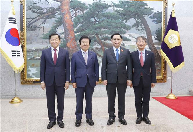 Chủ tịch Quốc hội Vương Đình Huệ, Chủ tịch Quốc hội Hàn Quốc Park Byeong-seug chụp ảnh chung với các đại biểu. (Ảnh: Doãn Tấn/TTXVN) Hàn Quốc coi Việt Nam là trọng tâm trong chính sách hướng Nam mới ảnh 3