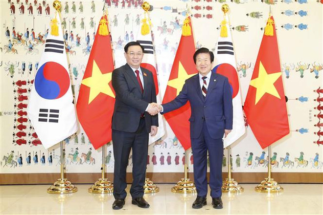 Chủ tịch Quốc hội Vương Đình Huệ và Chủ tịch Quốc hội Hàn Quốc Park Byeong-seug. (Ảnh: Doãn Tấn/TTXVN) Hàn Quốc coi Việt Nam là trọng tâm trong chính sách hướng Nam mới ảnh 1