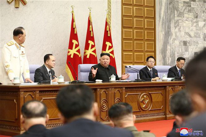 Nhà lãnh đạo Triều Tiên Kim Jong-un chủ trì Hội nghị toàn thể Ban Chấp hành Trung ương Đảng Lao động Triều Tiên tại Bình Nhưỡng ngày 8/2/2021. (Ảnh: KCNA/TTXVN) Triều Tiên thành lập ủy ban giải quyết các thách thức kinh tế ảnh 1