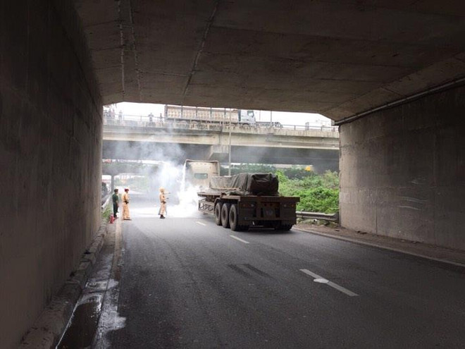 Hà Nội: Cháy xe container, cảnh sát giao thông giúp tài xế dập lửa ảnh 2