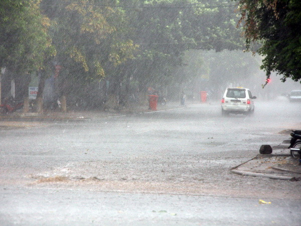 Cuối tuần miền Bắc mưa dông, vùng núi đề phòng lốc xoáy ảnh 1