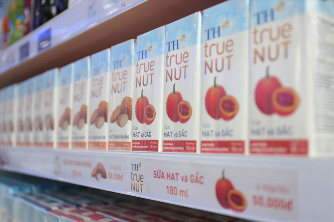 Bộ sản phẩm sữa hạt TH true NUT hoàn toàn không sử dụng đường tinh luyện mà có vị ngọt tự nhiên từ quả chà là đã mở đầu cho cuộc cách mạng các sản phẩm không dùng đường, góp phần cân chỉnh thói quen tiêu dùng và giảm các bệnh mãn tính không lây của thế kỷ 21 như béo phì, tiểu đường, tim mạch… sua TH3.jpg