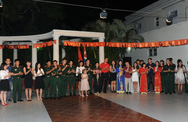 Tưng bừng không khí đón Tết cổ truyền của người Việt tại nhiều nước ảnh 1