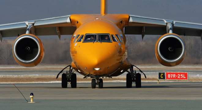 Máy bay Antonov-148 của Hãng hàng không Saratov tại sân bay Vladivostok, Nga ngày 9/2. (Nguồn: THX/TTXVN) Mỹ sẵn sàng hỗ trợ Nga điều tra nguyên nhân vụ tai nạn máy bay ảnh 1