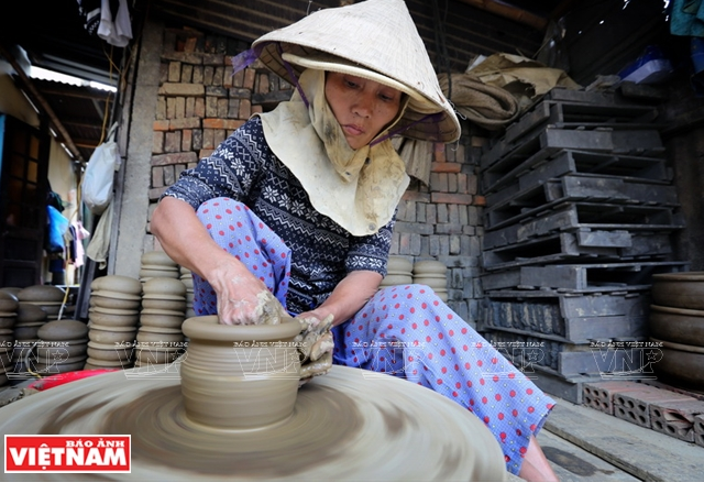 Cách thức sản xuất thủ công, gần như độc nhất của làng gốm Thanh Hà ảnh 5