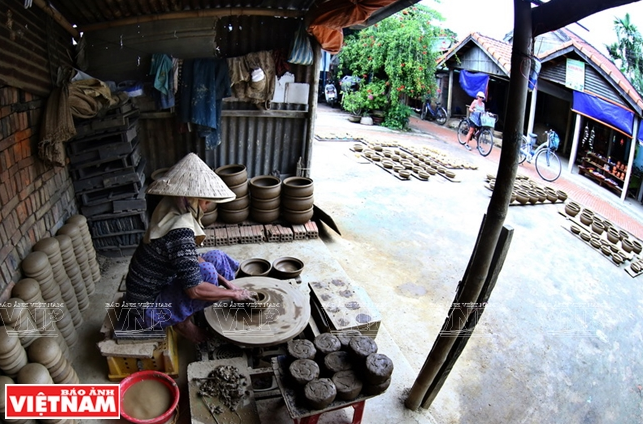 Cách thức sản xuất thủ công, gần như độc nhất của làng gốm Thanh Hà ảnh 7