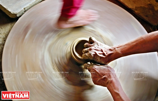 Cách thức sản xuất thủ công, gần như độc nhất của làng gốm Thanh Hà ảnh 2