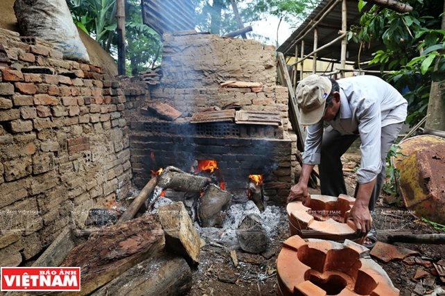 Cách thức sản xuất thủ công, gần như độc nhất của làng gốm Thanh Hà ảnh 6