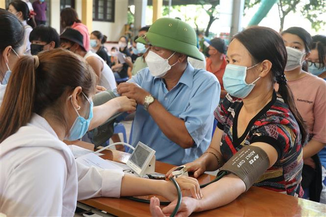 Người dân Quảng Ninh được kiểm tra huyết áp trước khi tiêm vaccine phòng COVID-19. (Ảnh: Thanh Vân/TTXVN) Quảng Ninh đảm bảo hậu cần, thiết bị vật tư phòng, chống COVID-19 ảnh 1