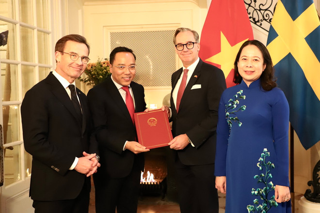 Phó Chủ tịch nước Võ Thị Ánh Xuân và Thủ tướng Vương quốc Thụy Điển Ulf Kristersson chứng kiến lễ trao Bản ghi nhớ hợp tác. (Ảnh: Phương Hoa/TTXVN) ttxvn-viet nam-thuy dien2.jpeg