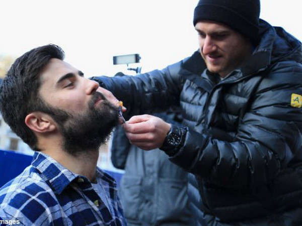 Vận động viên trượt tuyết cạo râu làm từ thiện tại Sochi ảnh 1