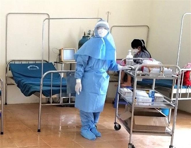 Điều trị cho bệnh nhân COVID-19 số 268 tại Khu cách ly Bệnh viện Đa khoa huyện Đồng Văn (Hà Giang). (Ảnh: TTXVN phát) Tròn 3 ngày Việt Nam không có thêm ca mắc mới dịch bệnh COVID-19 ảnh 1