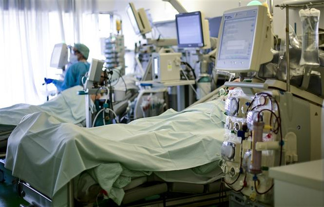 Bệnh nhân COVID-19 được điều trị tại bệnh viện ở Aachen, Đức. (Ảnh: AFP/TTXVN) Tổng số ca tử vong do COVID-19 tại châu Âu vượt ngưỡng 100.000 ảnh 1