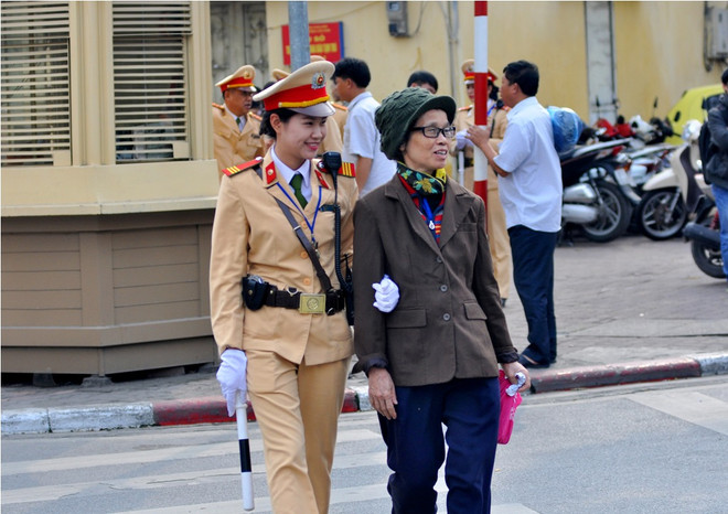 Những "bông hồng vàng" của Cảnh sát giao thông Hà Nội ảnh 3