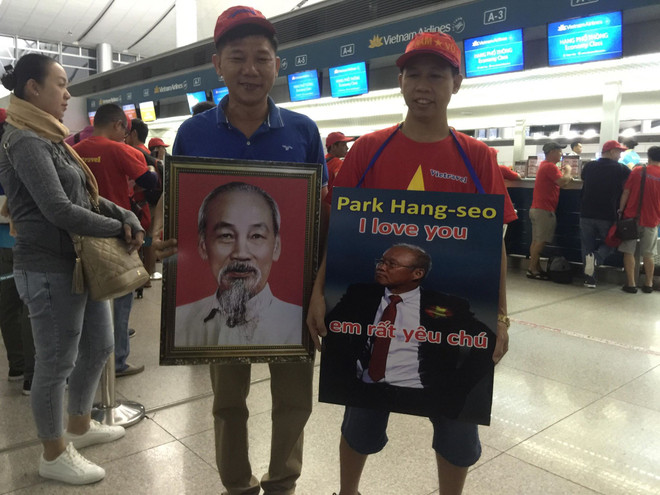 'Nhuộm đỏ' chuyến bay sang Indonesia vì tuyển Olympic Việt Nam ảnh 7